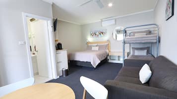 ファミリー ルーム | 1 室のベッドルーム、高級寝具、ピロートップベッド、デスク