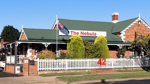 Un bâtiment en briques surmonté d’un toit végétalisé et portant une enseigne indiquant : « The Nebula ».