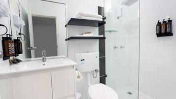 Phòng | Phòng tắm | Buồng tắm vòi sen, đồ dùng nhà tắm miễn phí, máy sấy tóc, khăn tắm