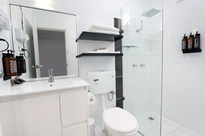 Kahden hengen huone (kaksi sänkyä) | Kylpyhuone | Suihku, ilmaiset hygieniatuotteet, hiustenkuivaaja, pyyhkeet