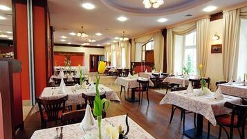 Lunch and dinner served