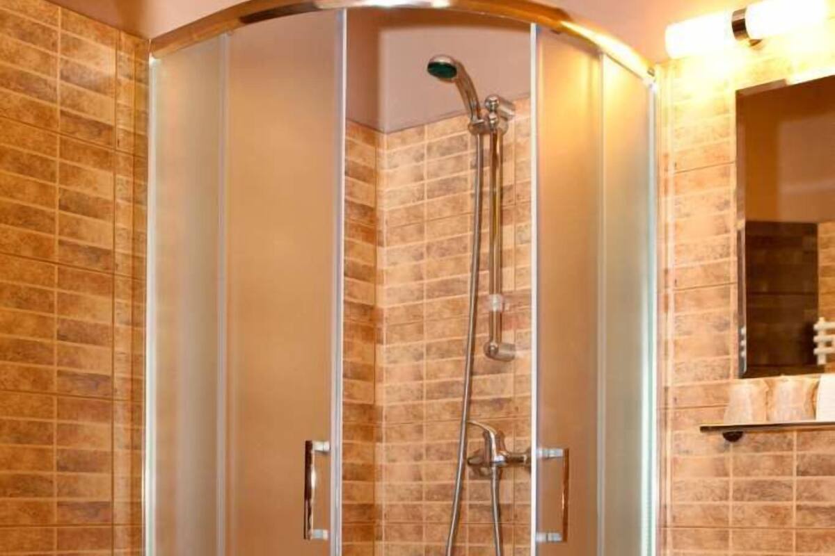 Douche, articles de toilette gratuits, sèche-cheveux