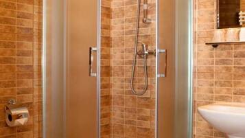 Douche, articles de toilette gratuits, sĂšche-cheveux