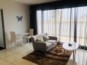 豪華公寓, 1 間臥室 | 獨特裝潢、布置獨特、書桌、熨斗/熨衣板