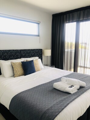 商務開放式客房, 1 張加大雙人床, 城市景觀 | 獨特裝潢、布置獨特、書桌、熨斗/熨衣板