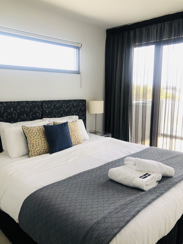 Business Studio, 1 Queen Bed, City View