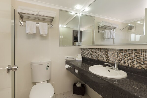 Bathroom - Beenleigh Yatala Motor Inn (Yatala)