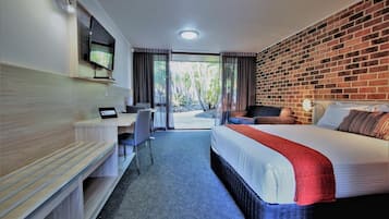 Standard Twin S | Premium bedding, desk, laptop workspace, blackout curtains