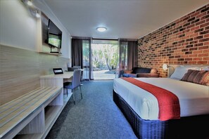 Standard Double Room | Peralatan tempat tidur premium, meja, ruang kerja komputer riba