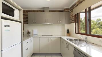 Executive Room | Private kitchenette | Fridge, microwave, electric kettle