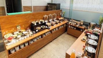 Daily buffet breakfast (JPY 1800 per person)