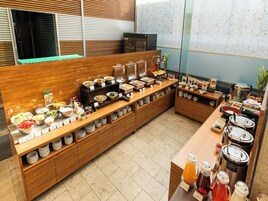 Se ofrece un desayuno bufé (1800 JPY por persona)