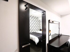 Desk, blackout drapes, iron/ironing board, free WiFi - APA Hotel Toyama Ekimae (Toyama)