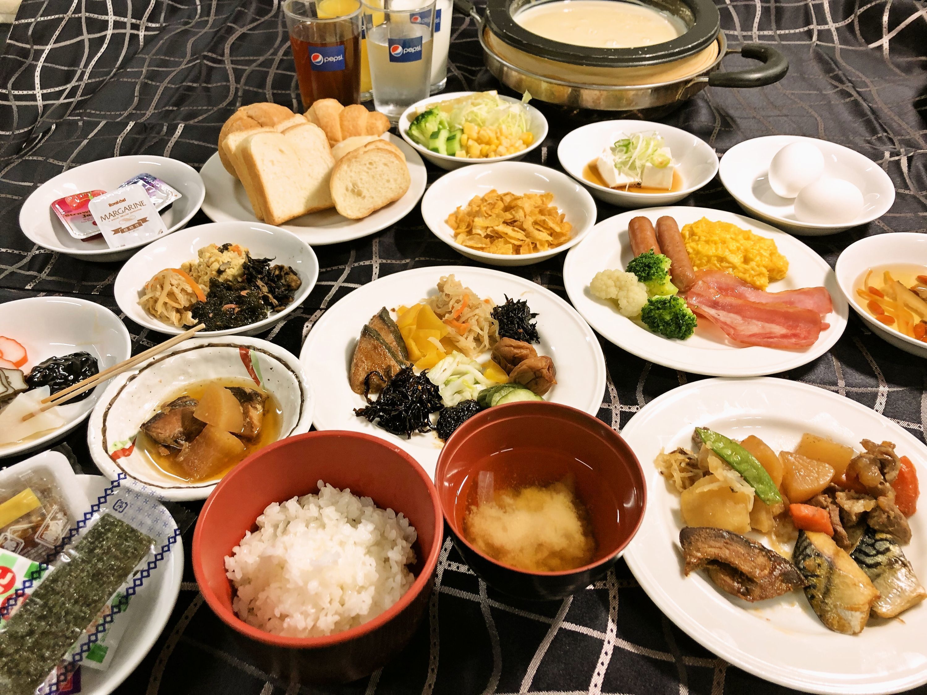 Daily buffet breakfast (JPY 1800 per person)