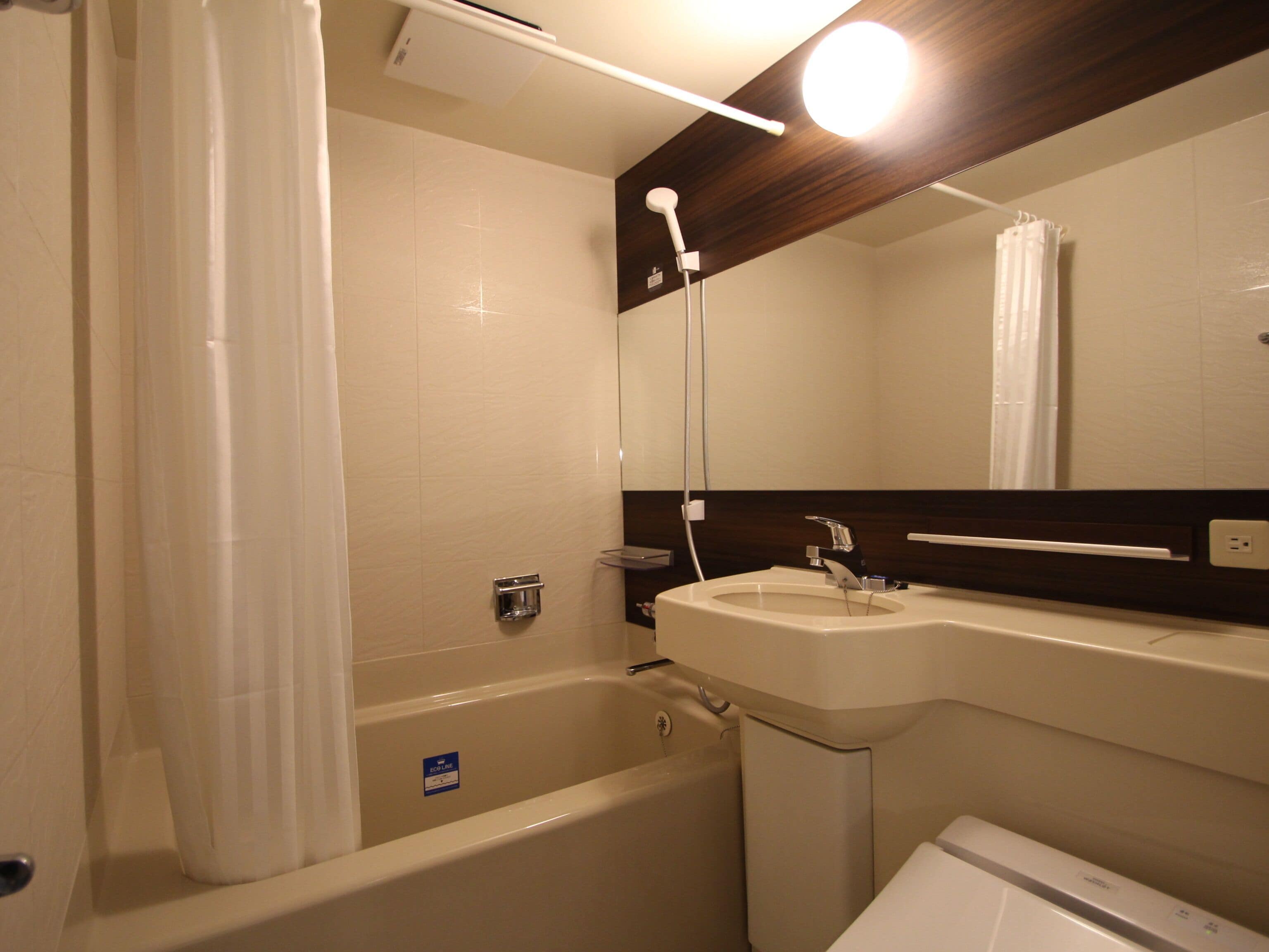 Combined shower/tub, deep soaking tub, free toiletries, slippers