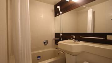 Een bad/douchecombinatie, een diep bad, gratis toiletartikelen