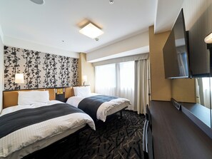 Skrivebord, blendingsgardiner, strykejern/-brett og wi-fi (inkludert)