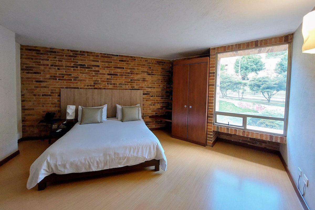 Premium bedding, minibar, in-room safe, soundproofing