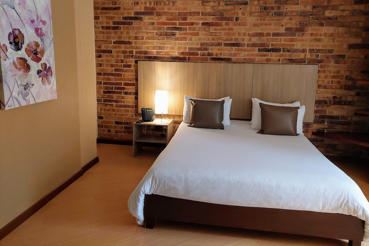 Premium bedding, minibar, in-room safe, soundproofing
