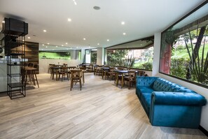 Petit déjeuner et déjeuner servis sur place, spécialités Cuisine locale