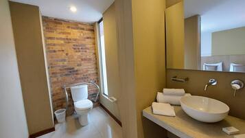 Superior Loft | Bathroom | Shower, free toiletries, hair dryer, towels