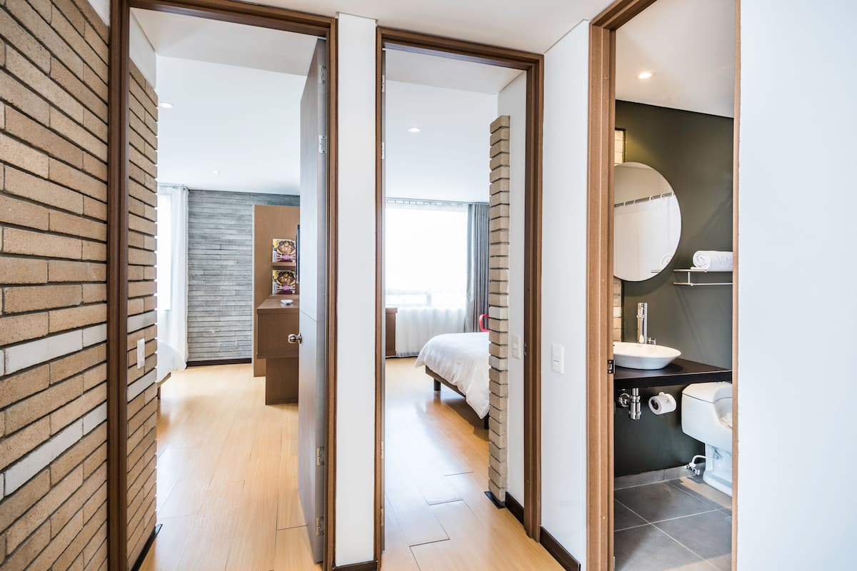 2 bedrooms, premium bedding, in-room safe, desk
