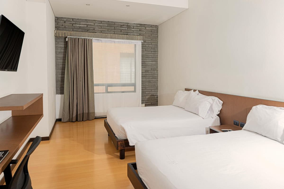 Roupas de cama premium, cofres nos quartos, escrivaninha