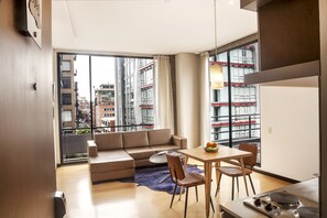 Ropa de cama de alta calidad y caja de seguridad en la habitación 