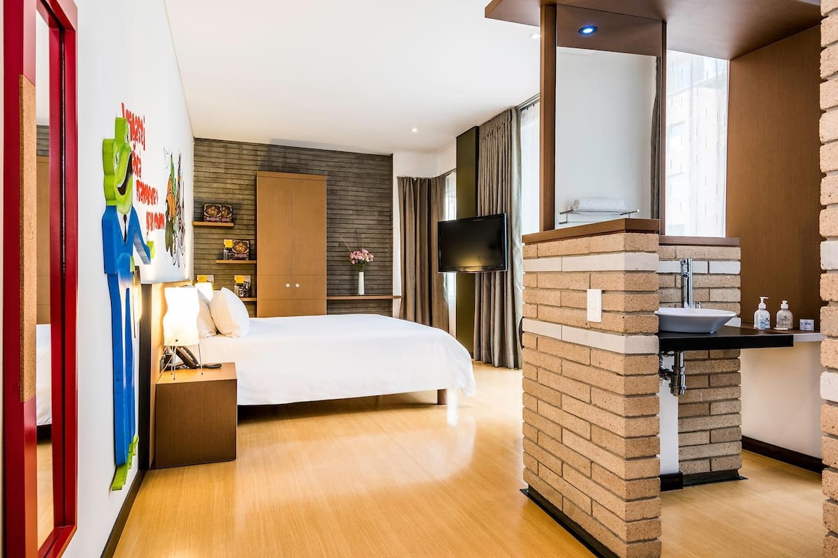 Roupas de cama premium, cofres nos quartos, escrivaninha