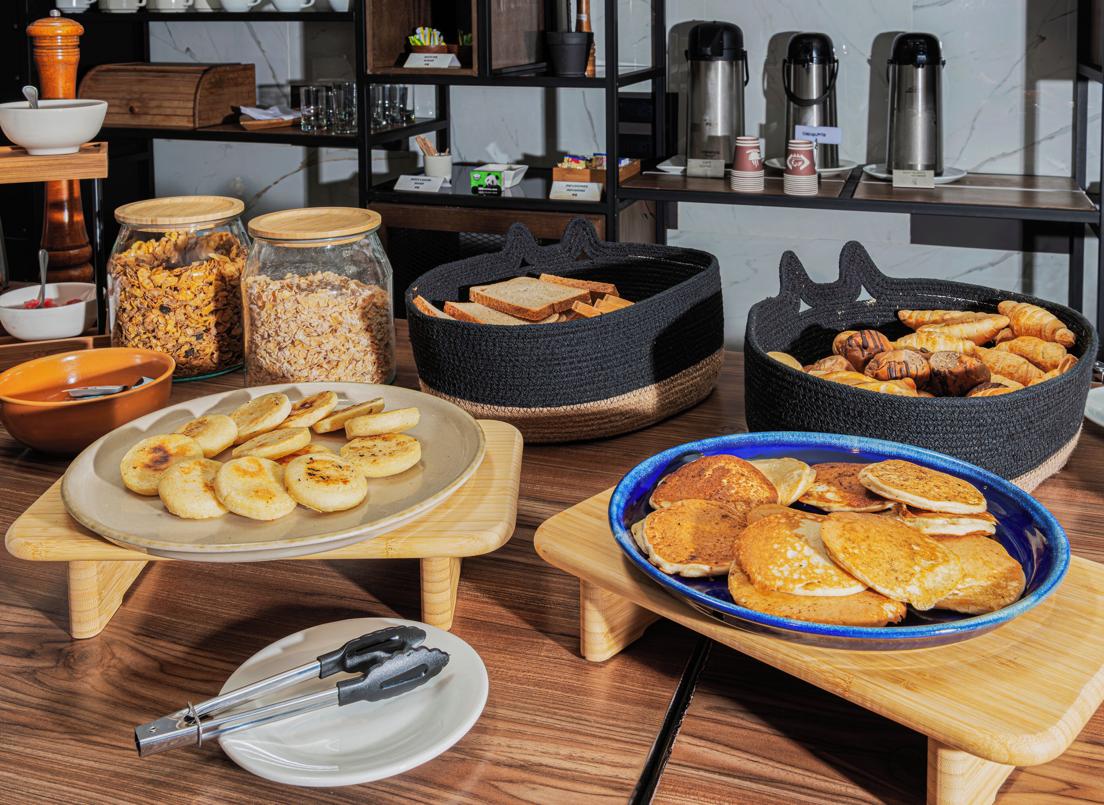 Un buffet de petit-déjeuner proposant une variété d'aliments et d'ustensiles.
