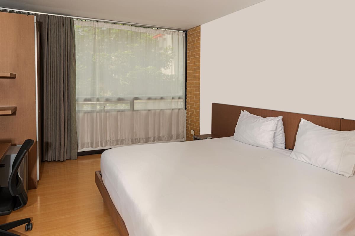 Roupas de cama premium, cofres nos quartos, escrivaninha