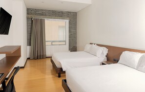Habitación estándar con 2 camas individuales, 2 camas matrimoniales | Ropa de cama de alta calidad y caja de seguridad en la habitación 