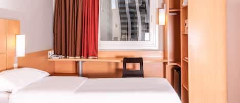 Standard Twin Room, 2 Single Beds | Minibar, in-room safe, desk, soundproofing