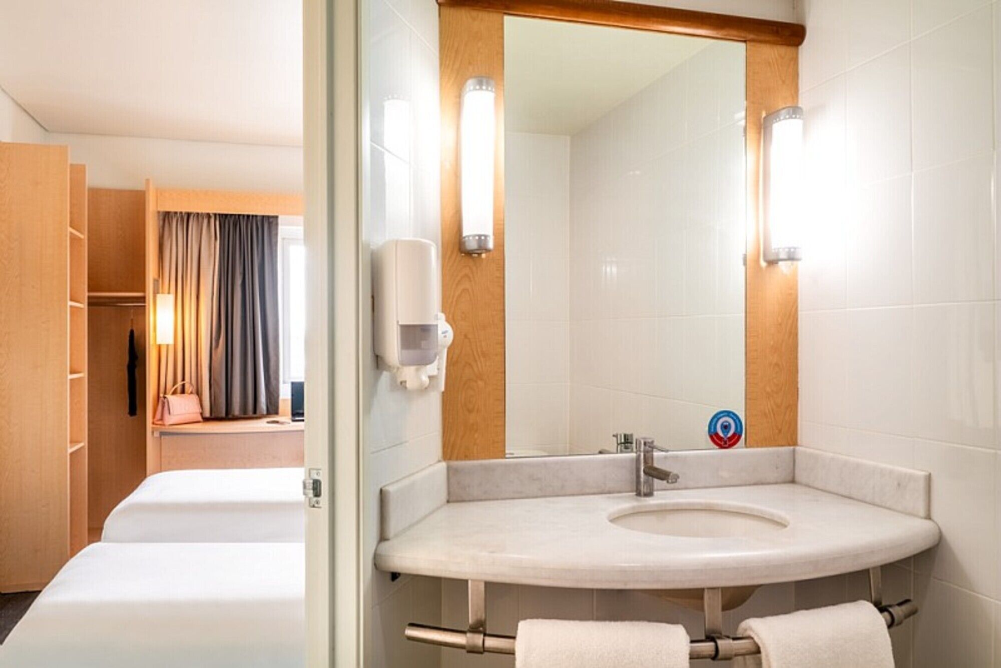 standard twin room, 2 single beds | minibar, in-room safe, desk, soundproofing