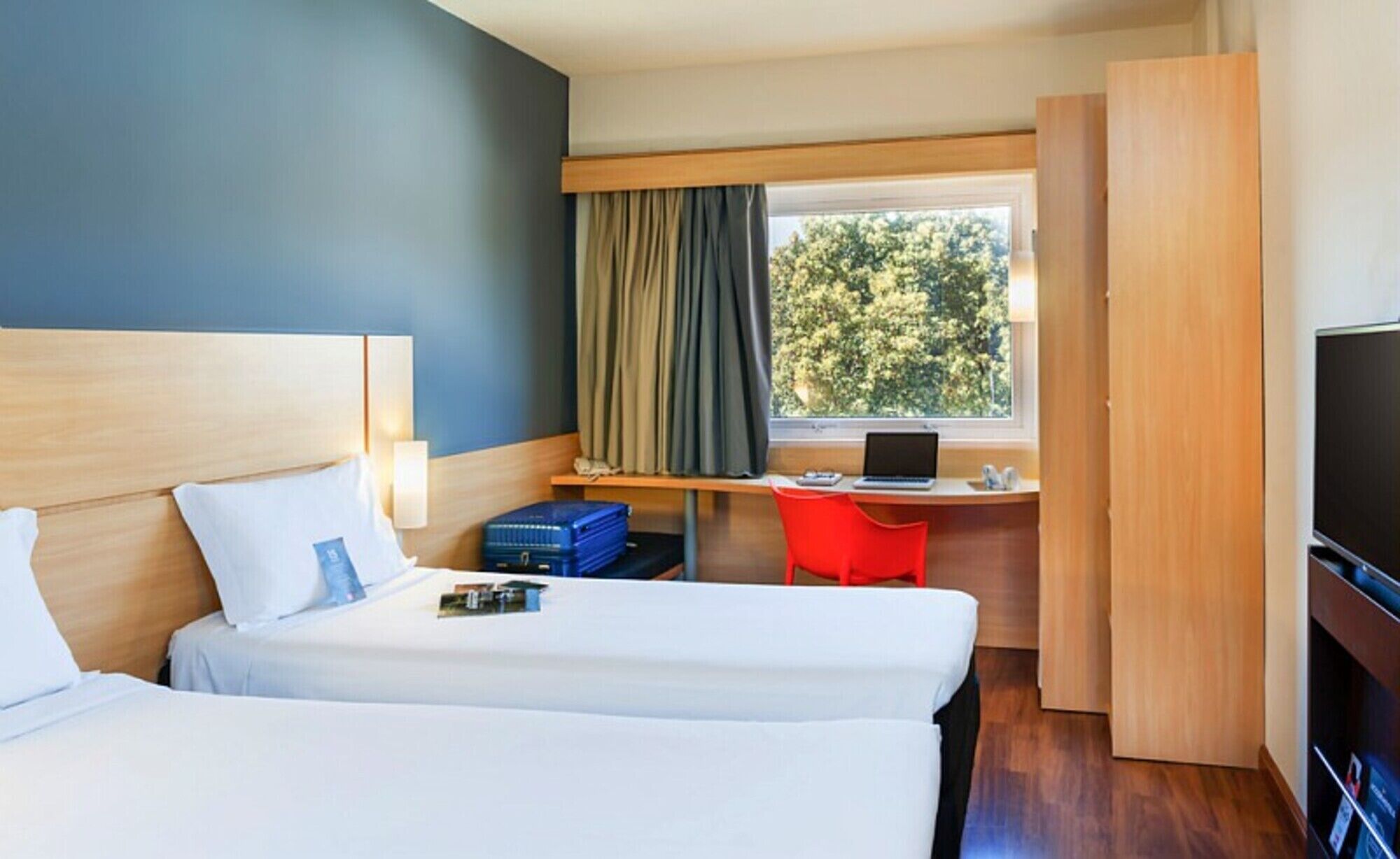 standard twin room, 2 single beds | minibar, in-room safe, desk, soundproofing