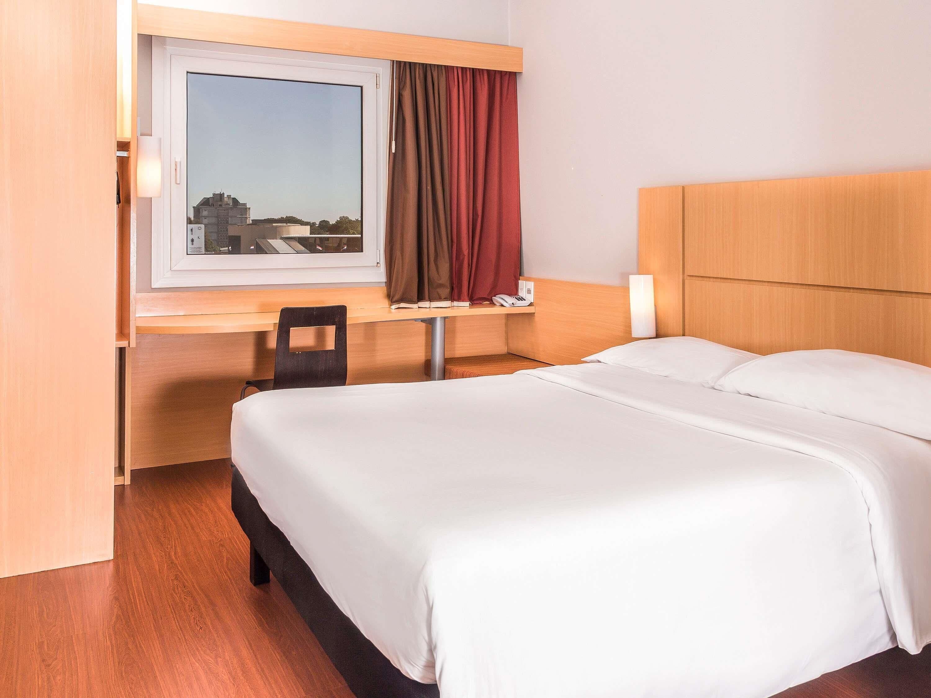 Minibar, caja de seguridad en la habitación y escritorio 