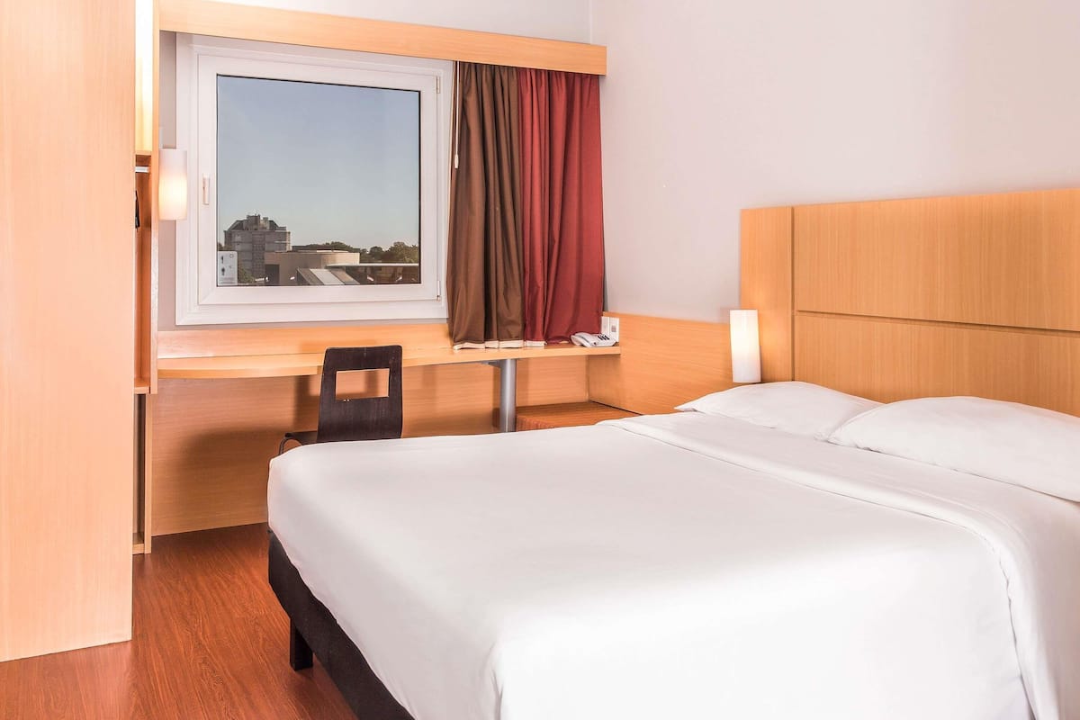 Standard Room, 1 Double Bed | Minibar, in-room safe, desk, soundproofing