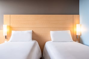 Chambre Standard avec lits jumeaux, 2 lits une place | Minibar, coffres-forts dans les chambres, bureau, chambres insonorisées