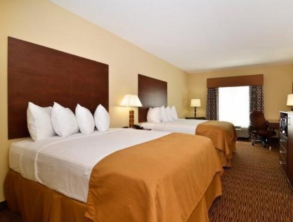 Bureau, fer et planche à repasser, lits bébé (en supplément)