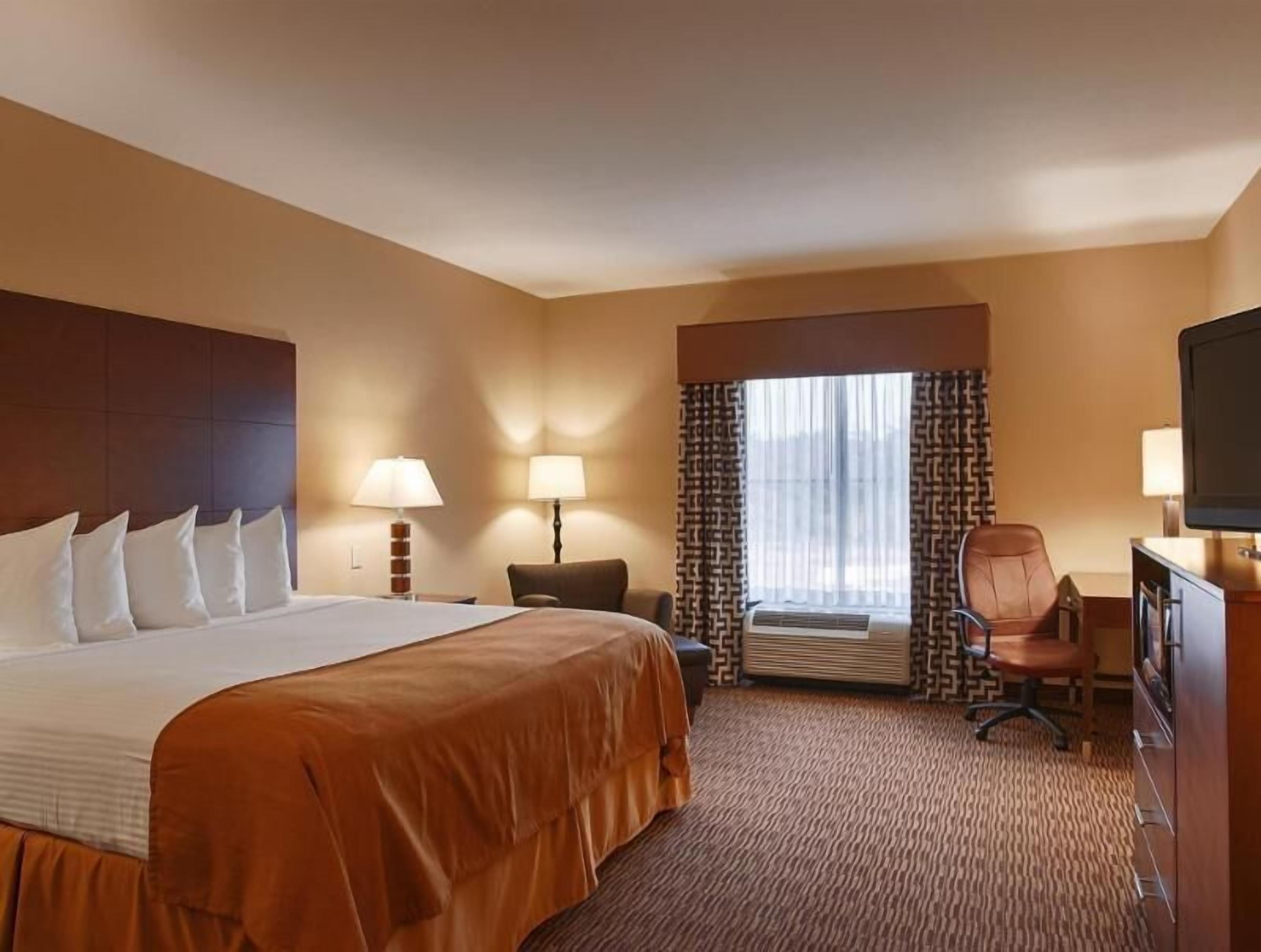 Desk, iron/ironing board, cots/infant beds, free WiFi