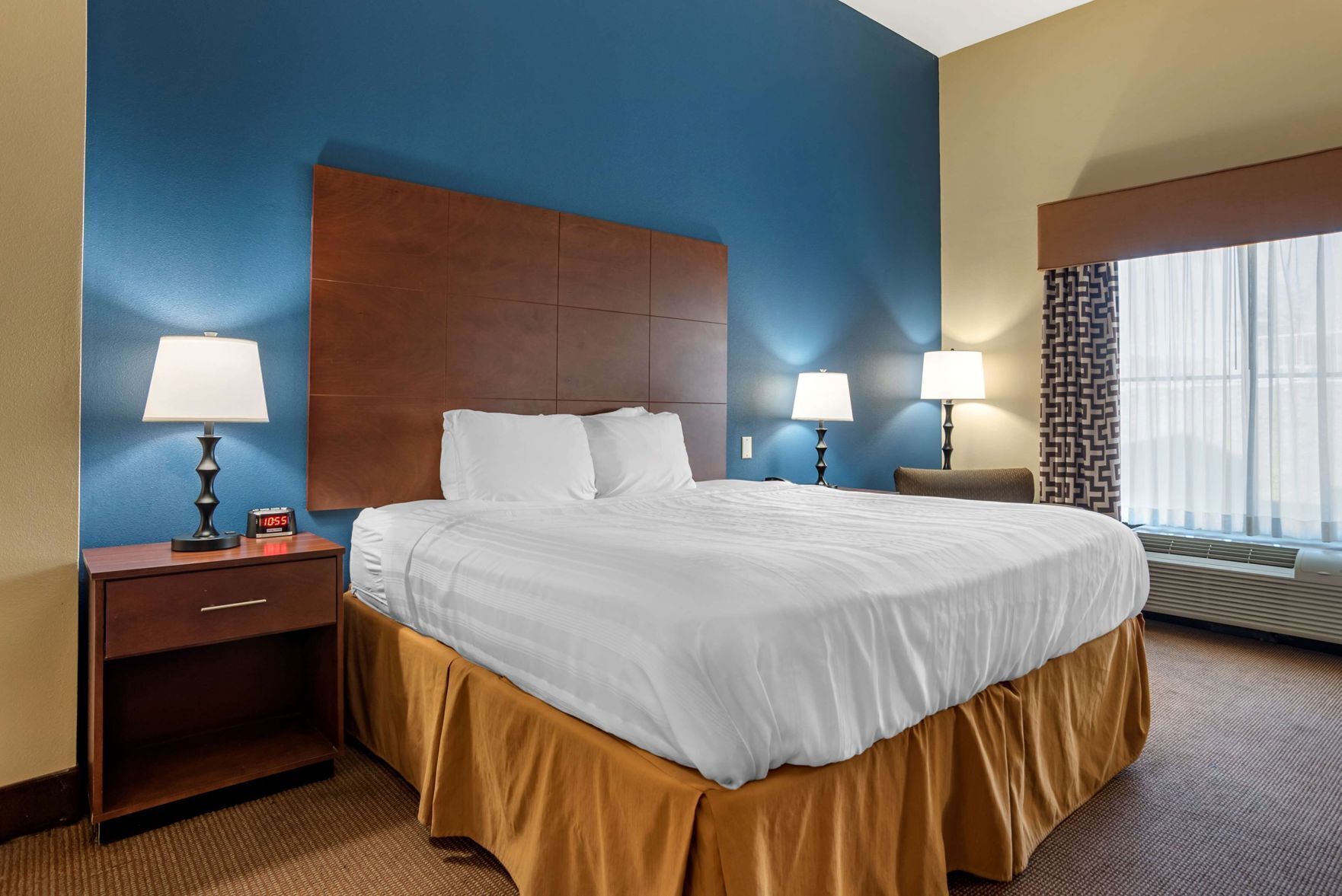 Bureau, fer et planche à repasser, lits bébé (en supplément)