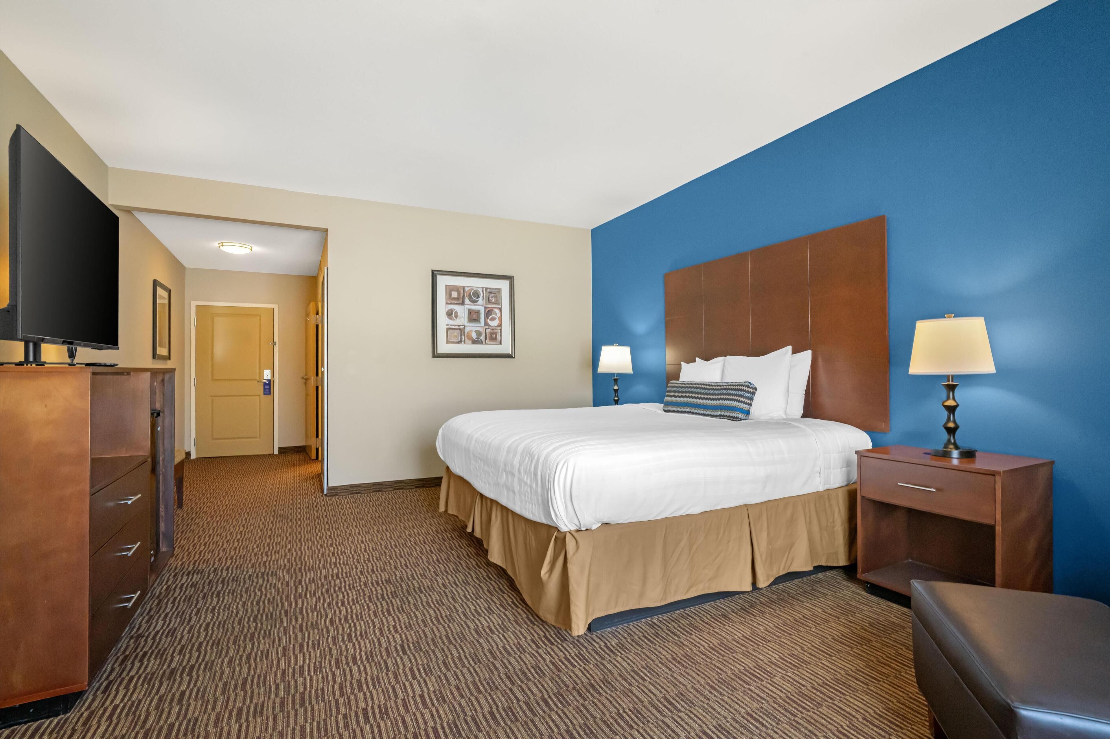 standard room, 1 king bed, accessible, non smoking (walk-in shower) | desk, iron/ironing board, cots/infant beds, free wifi