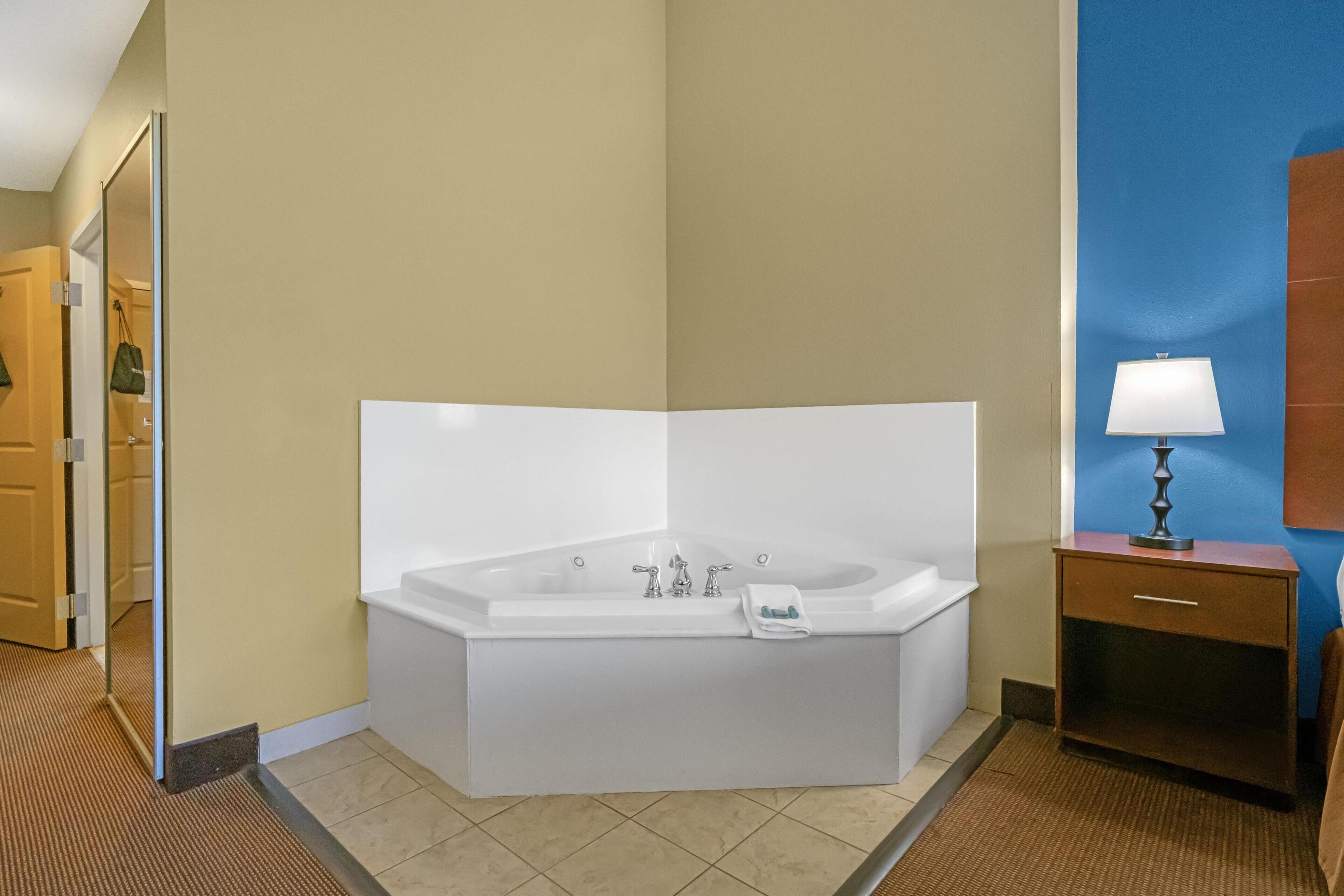 standard room, 1 king bed, non smoking, jetted tub | desk, iron/ironing board, cots/infant beds, free wifi