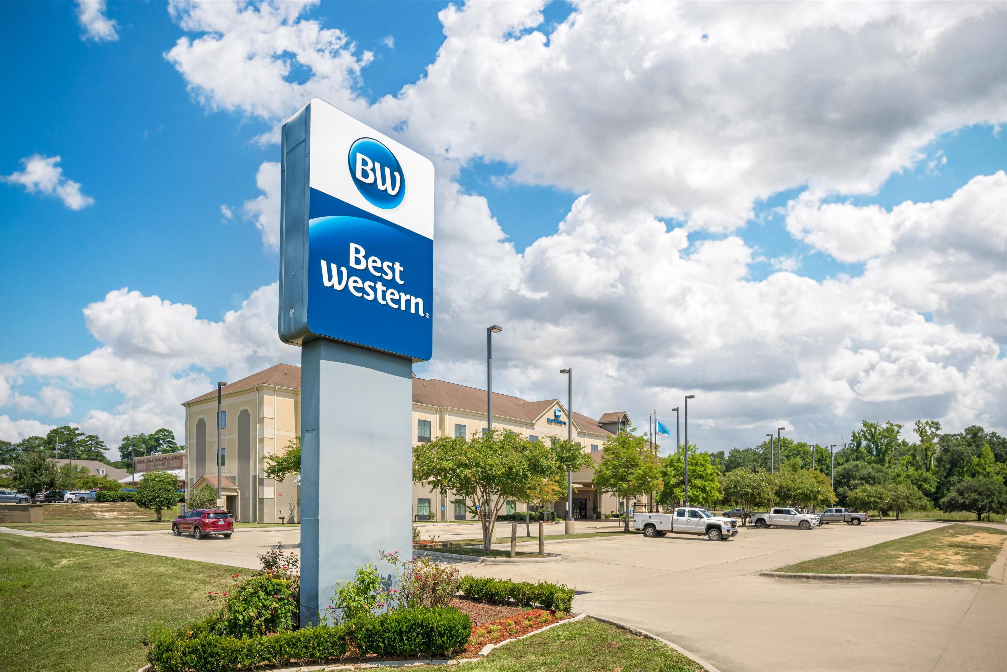 A Best Western hotel sign with a clear view of the building and parking area.