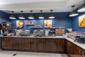 Free daily buffet breakfast  - Comfort Suites Natchitoches (Natchitoches)