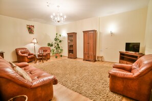 Caja de seguridad en la habitación y tabla de planchar con plancha 