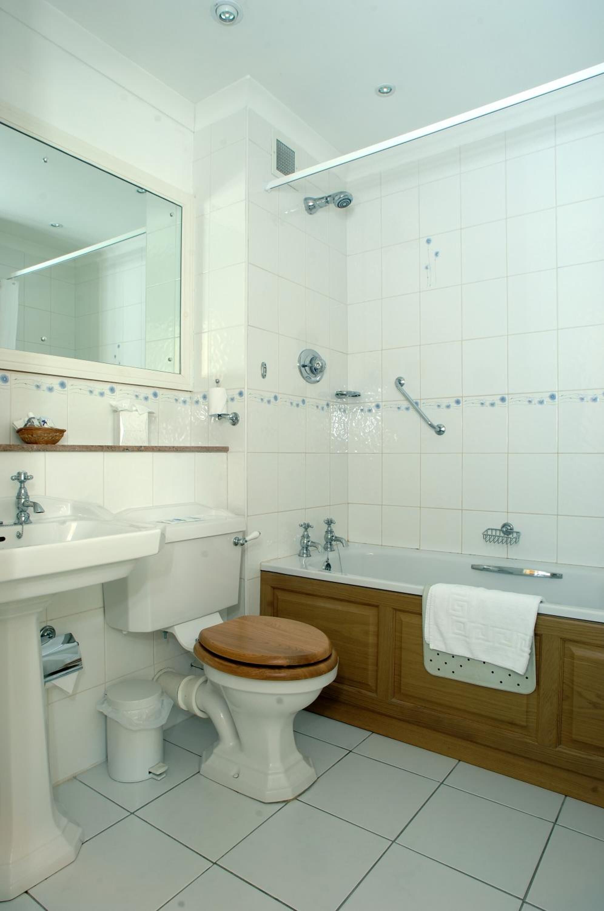 Ein Badezimmer mit Toilette, Waschbecken und Badewanne.