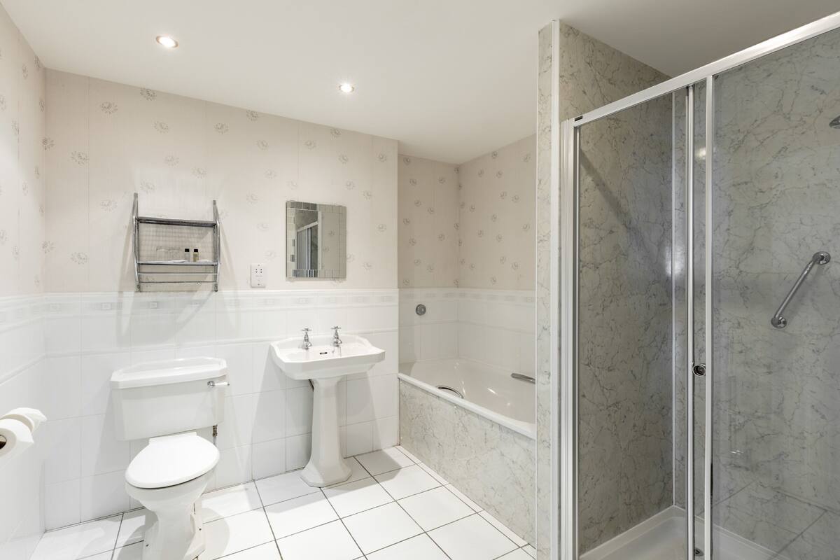 combined shower/bathtub, free toiletries, hair dryer, towels