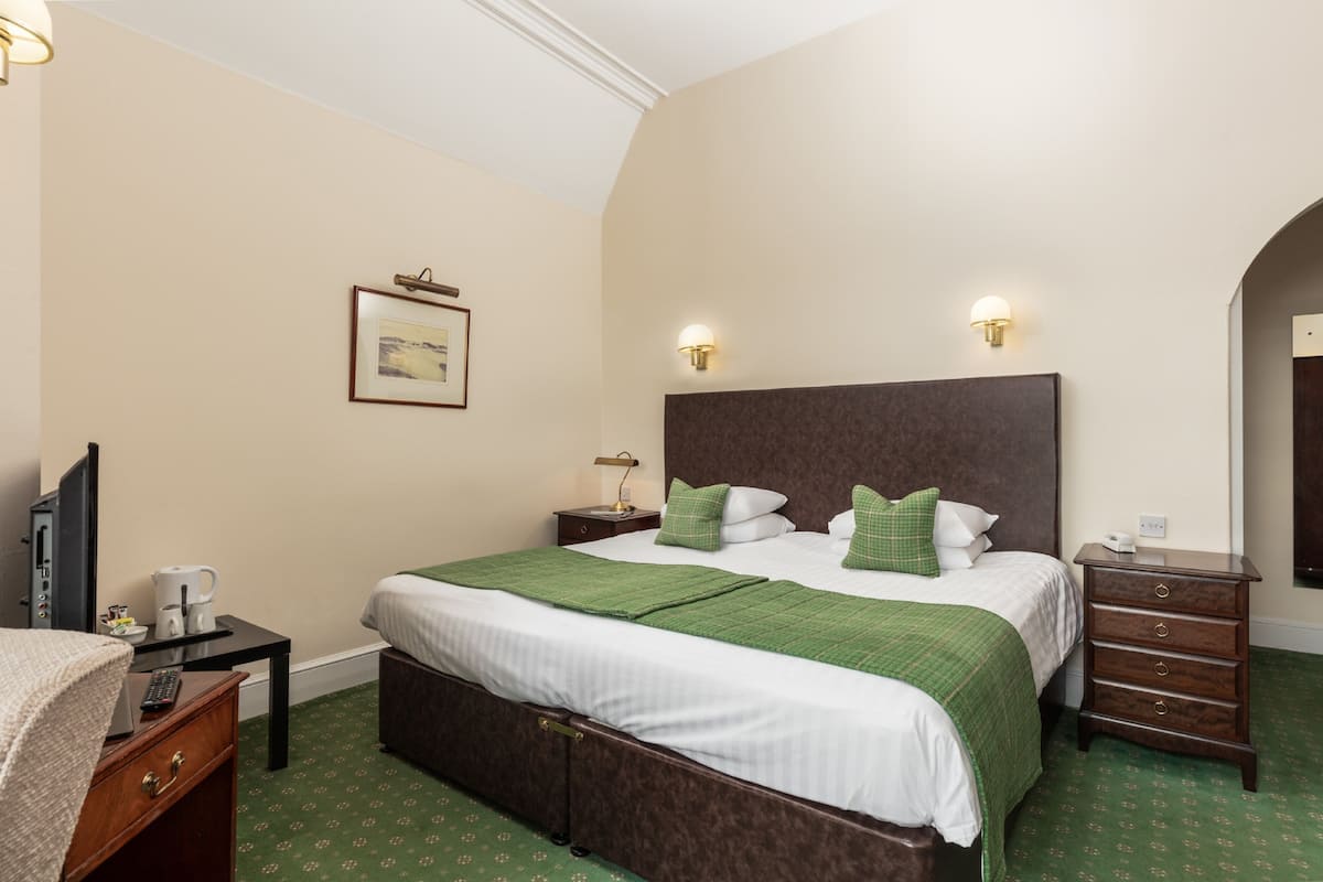 クラシック ダブルルーム シービュー | アイロン / アイロン台、WiFi (無料)、ベッドシーツ