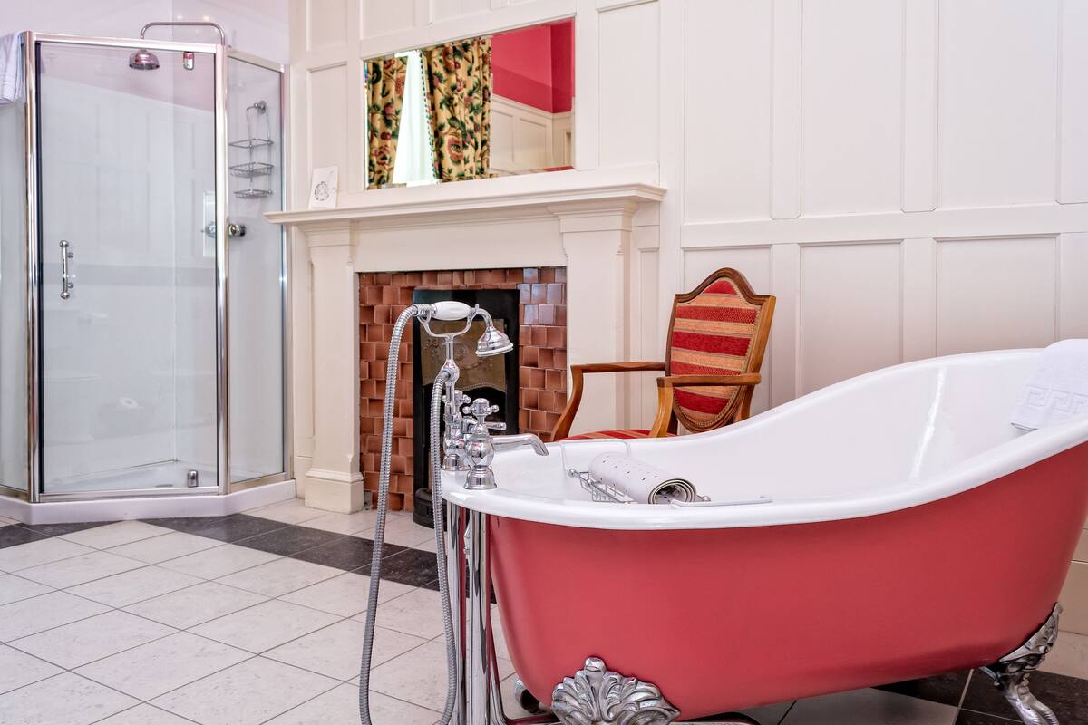 junior suite, sea view | bathroom | combined shower/bathtub, free toiletries, hair dryer, towels